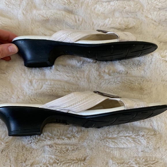 Munro Sandals. Size 8. White elastic upper. 1 1/2” Heel. Super comfortab… - Picture 6 of 8